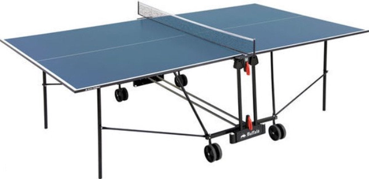Klappbare blaue Tischtennisplatte mit Netz, stabilem Metallgestell und Rollen für Freizeit und Training.