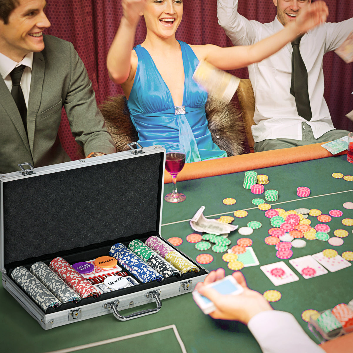 Poker-Set im Aluminiumkoffer mit bunten Pokerchips, Spielkarten, Würfeln und Zubehör für Spieleabende.