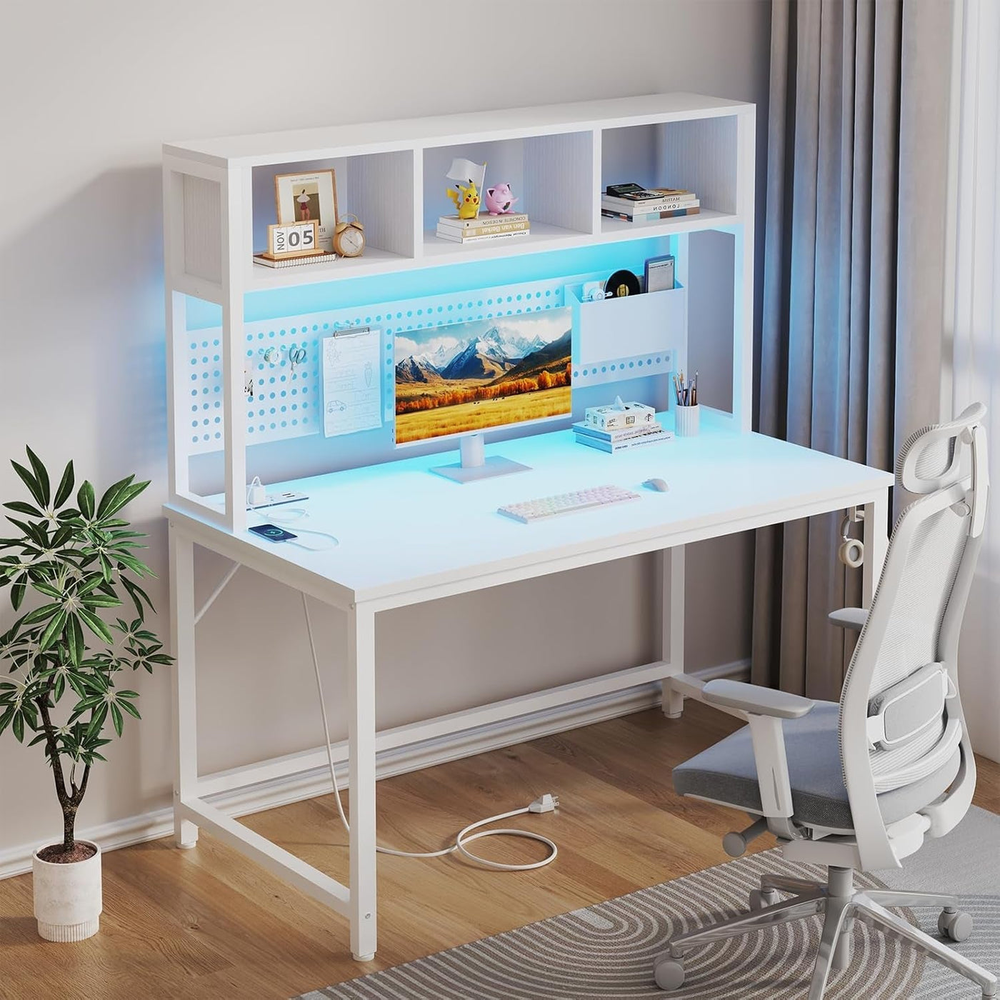 47 Zoll Schreibtisch mit LED, Steckdosen und Pegboard in Weiß