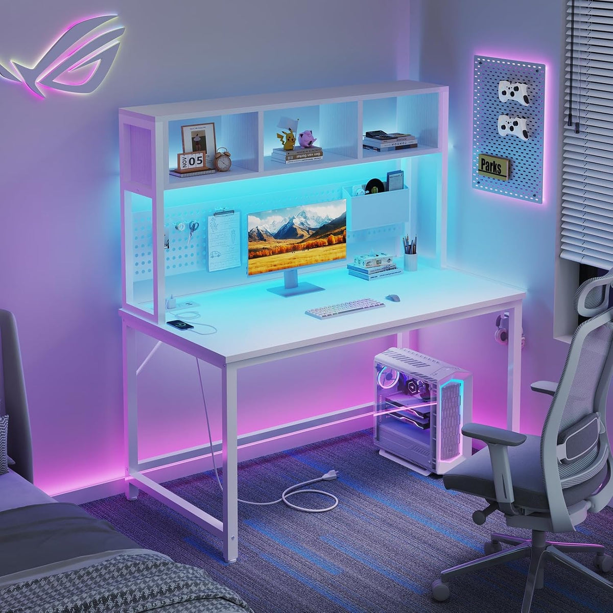 47 Zoll Schreibtisch mit LED, Steckdosen und Pegboard in Weiß