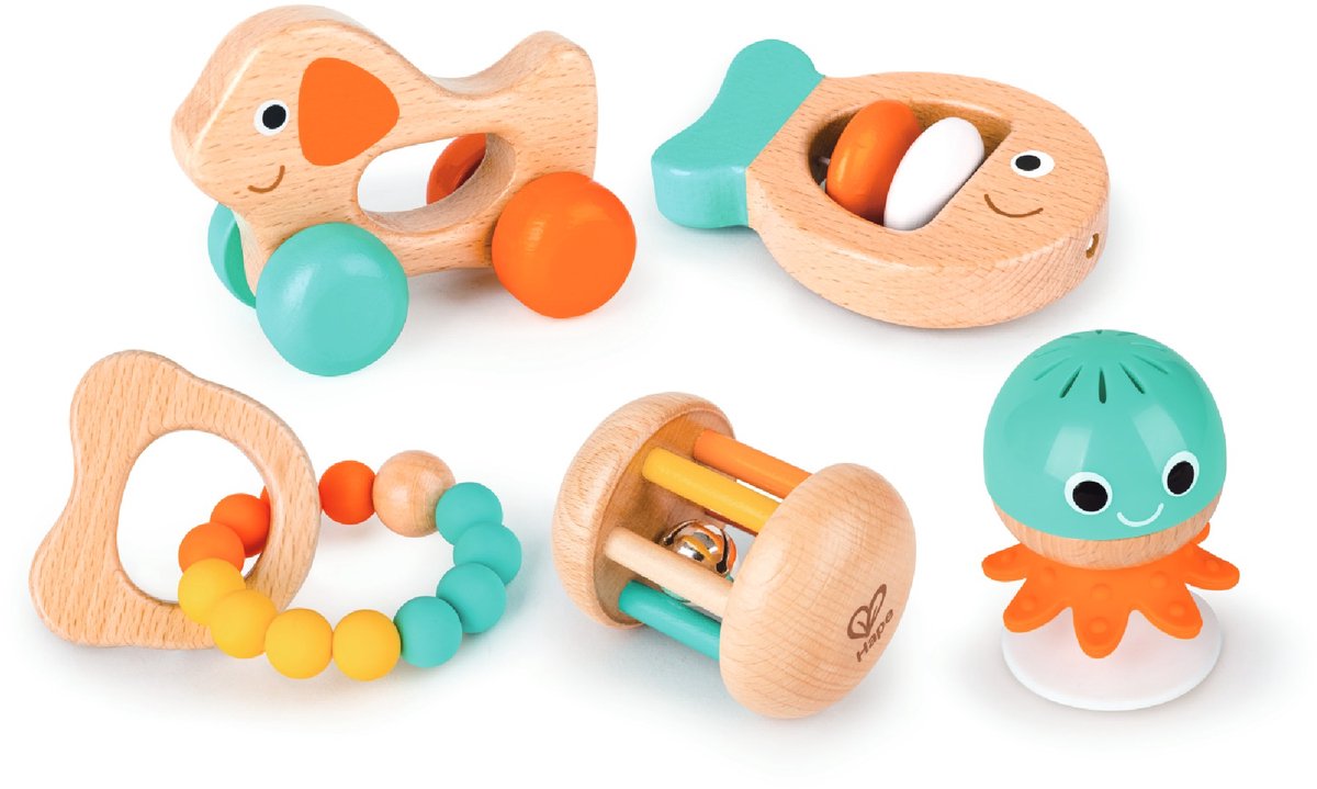 Baby Holzspielzeug Set mit Rassel, Greifling, Rollspielzeug und bunten Motorikspielzeugen in sanften Farben.