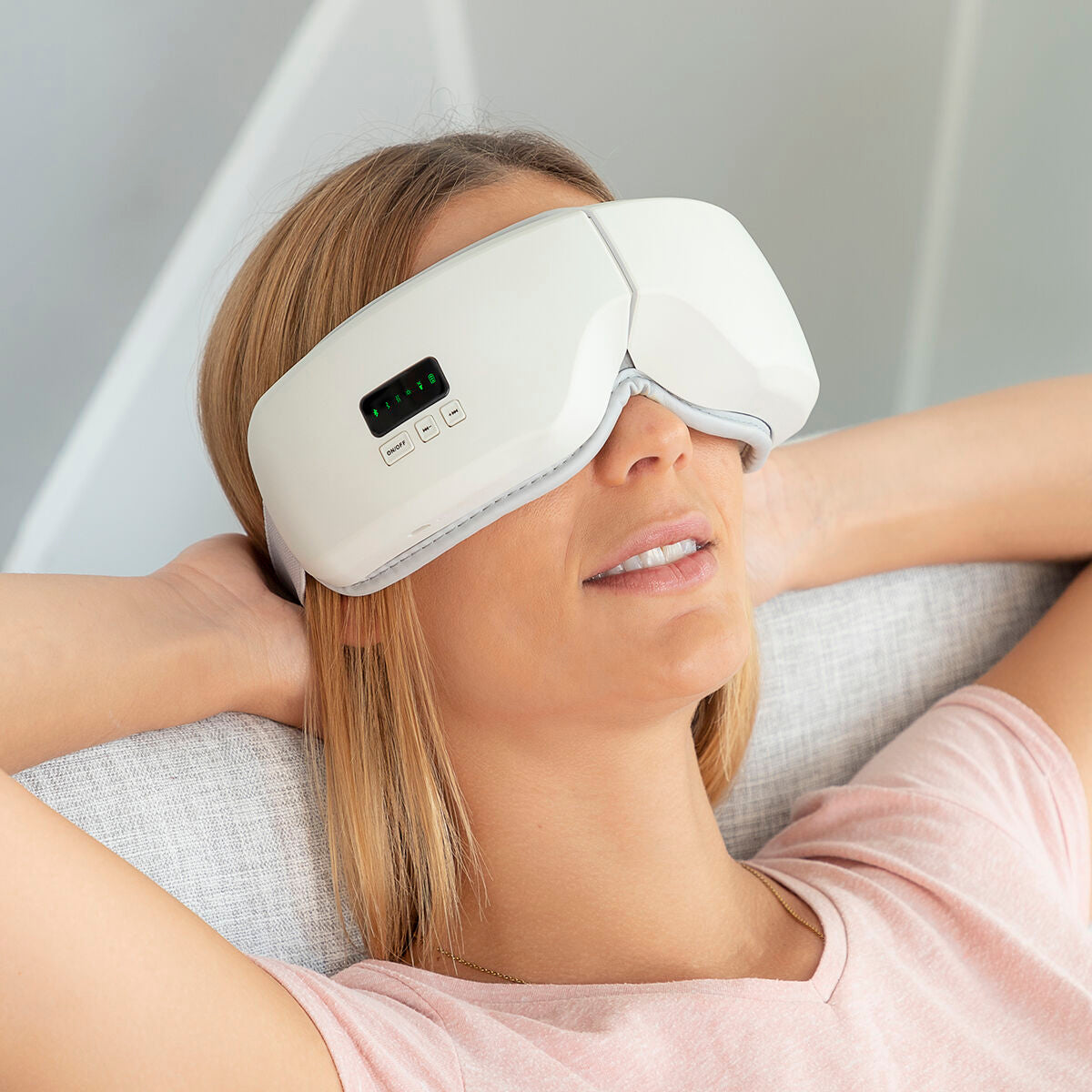 Elektrisches Augenmassagegerät mit Bedienfeld für entspannende Auszeiten und komfortable Anwendung zu Hause.