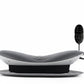 Elektrisches Nackenmassagegerät mit ergonomischer Form und Fernbedienung für entspannte Anwendung zu Hause.