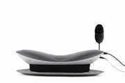Elektrisches Nackenmassagegerät mit ergonomischer Form und Fernbedienung für entspannte Anwendung zu Hause.