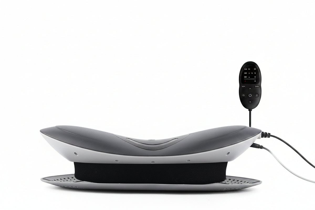 Elektrisches Nackenmassagegerät mit ergonomischer Form und Fernbedienung für entspannte Anwendung zu Hause.