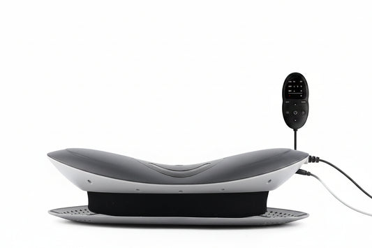 Elektrisches Nackenmassagegerät mit ergonomischer Form und Fernbedienung für entspannte Anwendung zu Hause.