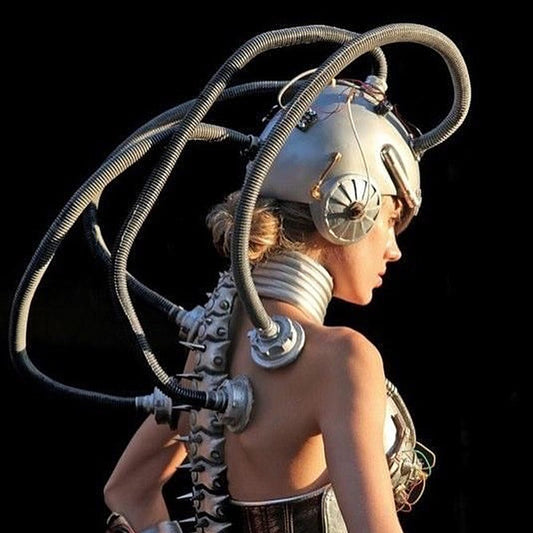 Futuristisches Cyberpunk-Kostüm mit Tech-Helm, Schläuchen und mechanischen Sci-Fi-Elementen auf schwarzem Hintergrund.