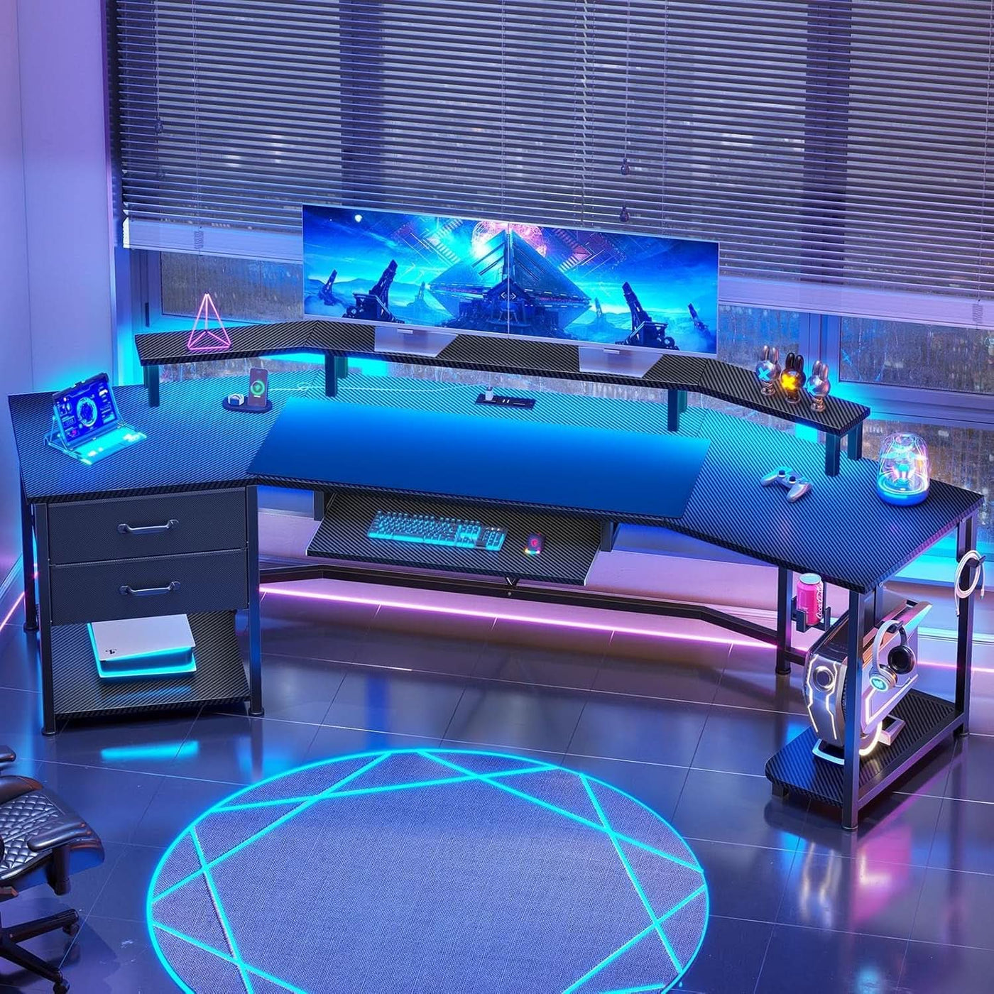 Großer Gaming-Schreibtisch mit LED-Beleuchtung, Monitorablage, Stauraum und viel Platz für Dein Gaming-Setup.