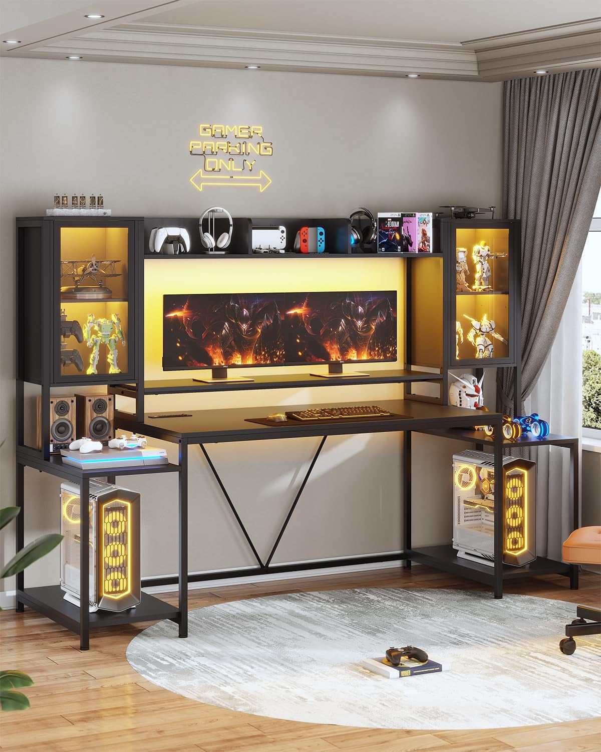 Großer Gaming-Schreibtisch mit Monitorablage, Regalen und Stauraum für PC, Konsolen und Gaming-Zubehör.