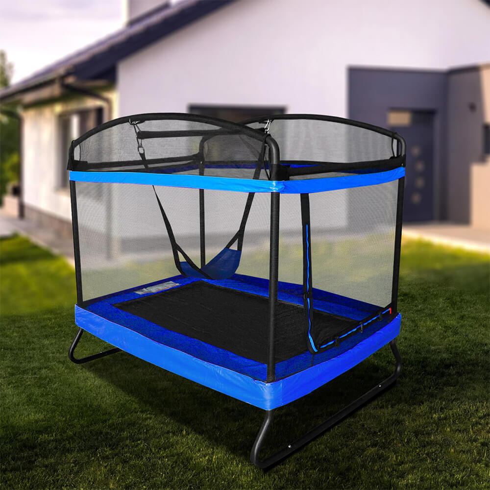 Rechteckiges Kindertrampolin mit Sicherheitsnetz und blauem Rand für sicheren Hüpfspaß im Garten.