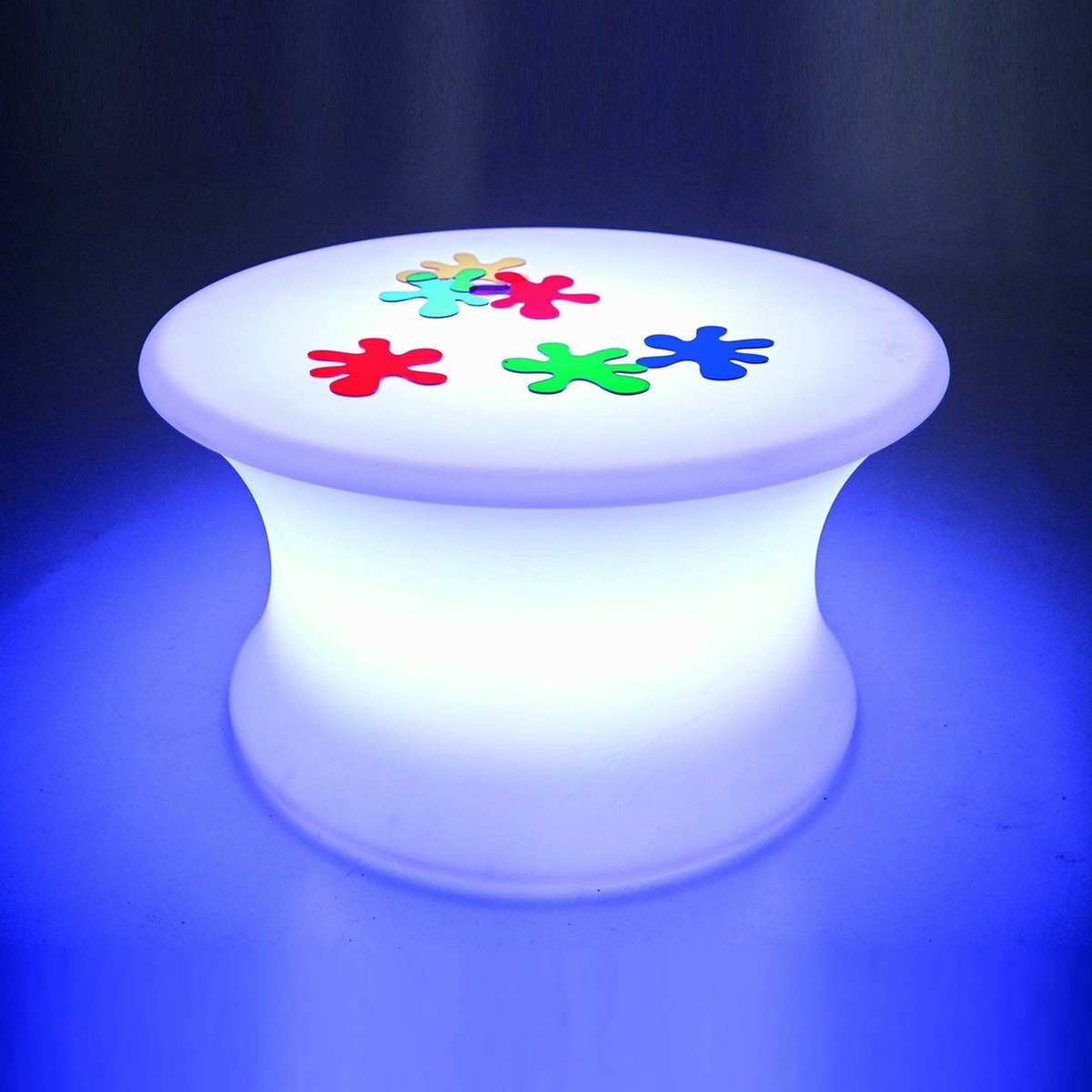 Leuchtender LED Kindertisch in Weiß mit bunten Spielelementen und blauem Licht für Kinderzimmer und Spielecke.