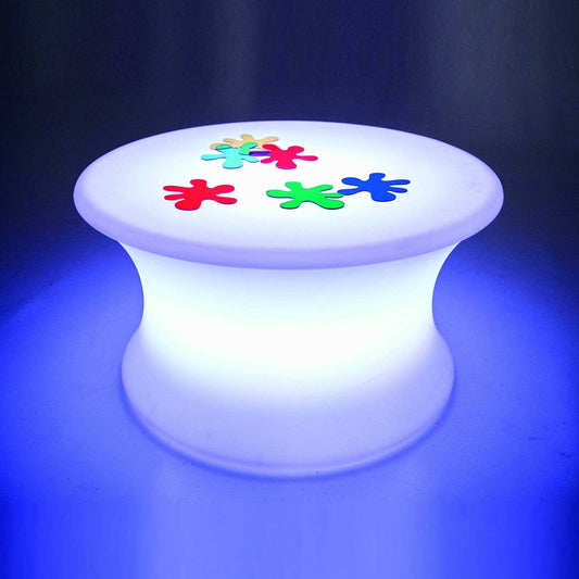 Leuchtender LED Kindertisch in Weiß mit bunten Spielelementen und blauem Licht für Kinderzimmer und Spielecke.