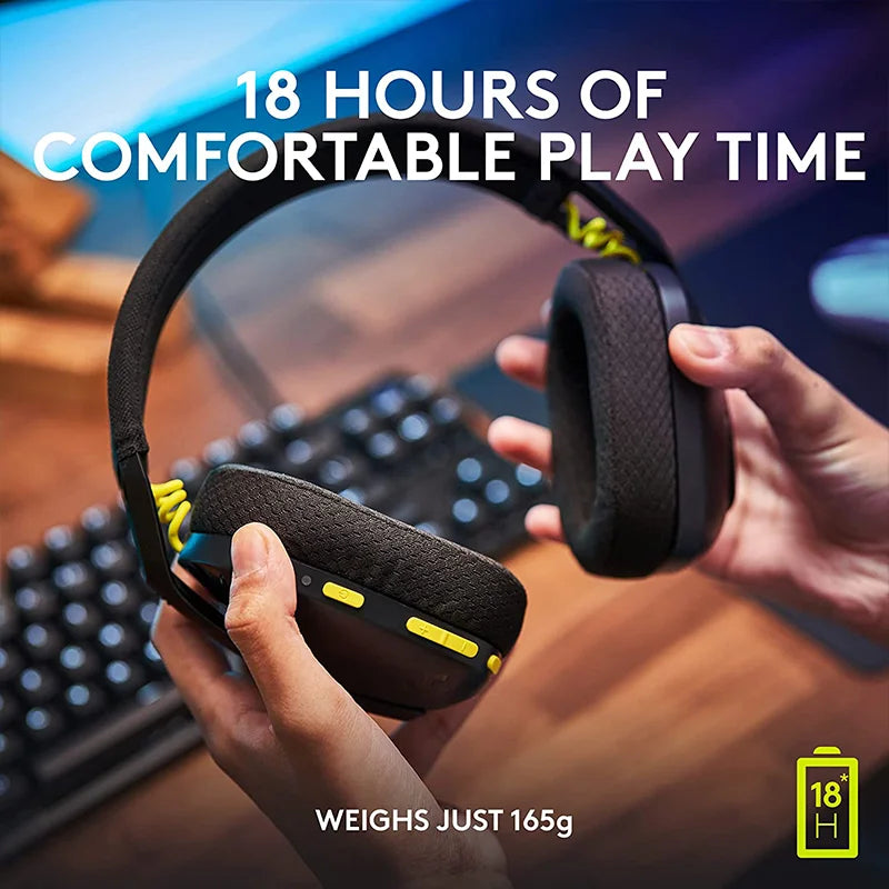 Logitech G435 kabelloses Gaming-Headset in Schwarz mit weichen Ohrpolstern und USB-Empfänger.