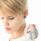 Magnetischer Ohrclip für Akupressur am Ohr als kleines tragbares Wellness Gadget für eine einfache Anwendung im Alltag.