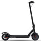 Schwarzer E-Scooter mit großen Reifen, breitem Trittbrett und Schutzblechen für flexible Fahrten im Alltag.