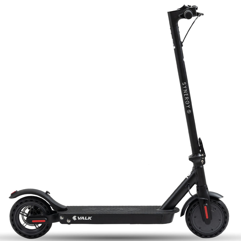 Schwarzer E-Scooter mit großen Reifen, breitem Trittbrett und Schutzblechen für flexible Fahrten im Alltag.