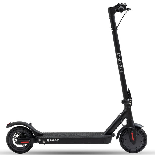 Schwarzer E-Scooter mit großen Reifen, breitem Trittbrett und Schutzblechen für flexible Fahrten im Alltag.