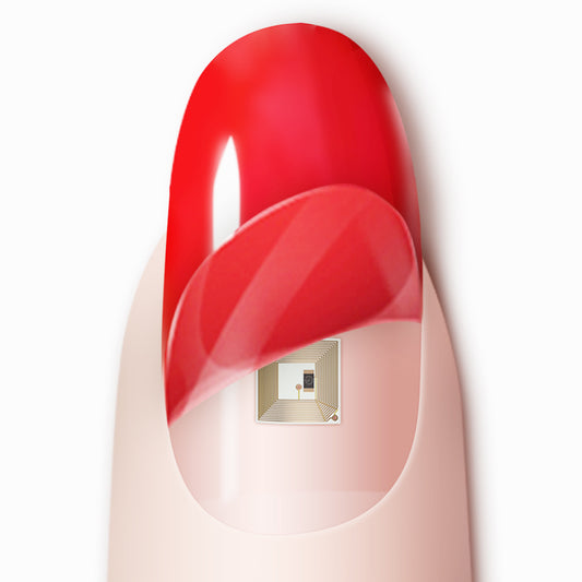 Smarte Press-On-Nägel mit integriertem NFC-Chip für kontaktlose digitale Funktionen direkt am Fingernagel.