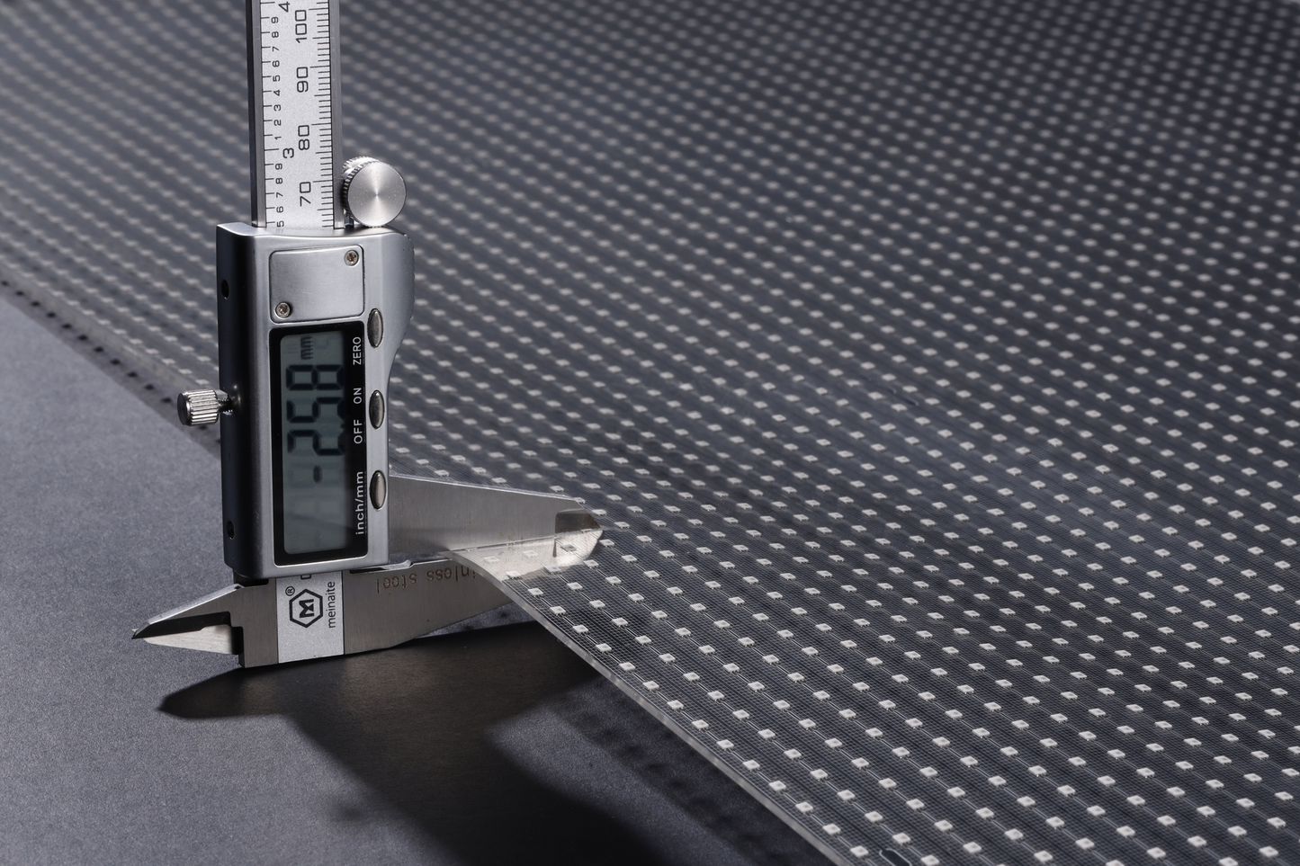 Clear View P8 – Transparente LED-Folie für Glasflächen – 400 × 1000 mm