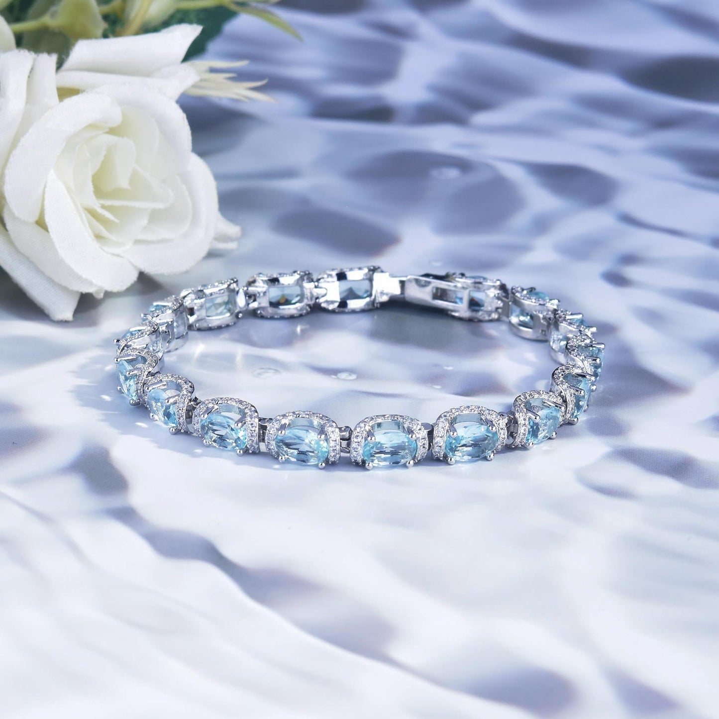 Elegantes Silberarmband mit hellblauen Kristallsteinen und funkelnden Details im luxuriösen Schmuckdesign