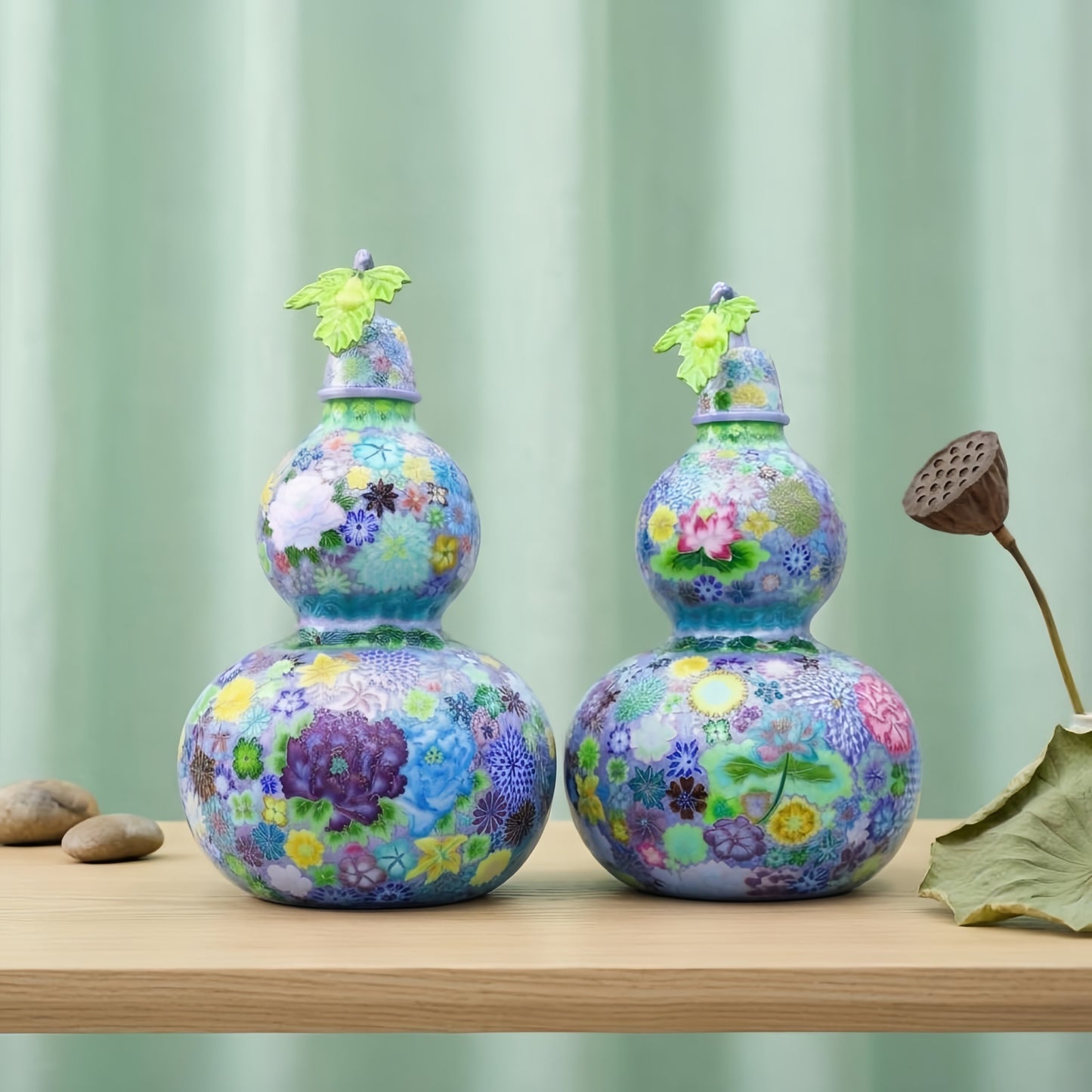 Handgefertigte Zwei bunte Keramikvasen mit floralem Muster auf Holztisch im stilvollen Natur- und Deko-Design