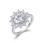 Eleganter Silberring mit großem Kristallstein und funkelnden Zirkonia als luxuriöser Schmuck für besondere Anlässe