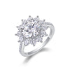 Eleganter Silberring mit großem Kristallstein und funkelnden Zirkonia als luxuriöser Schmuck für besondere Anlässe