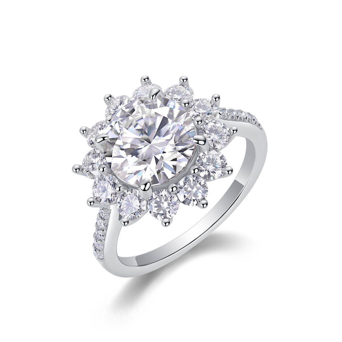 Eleganter Silberring mit großem Kristallstein und funkelnden Zirkonia als luxuriöser Schmuck für besondere Anlässe