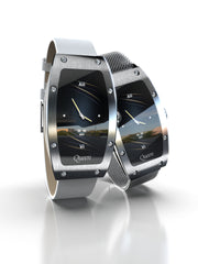 Moderne Designeruhr mit gebogenem Display und elegantem Metallarmband im futuristischen Stil