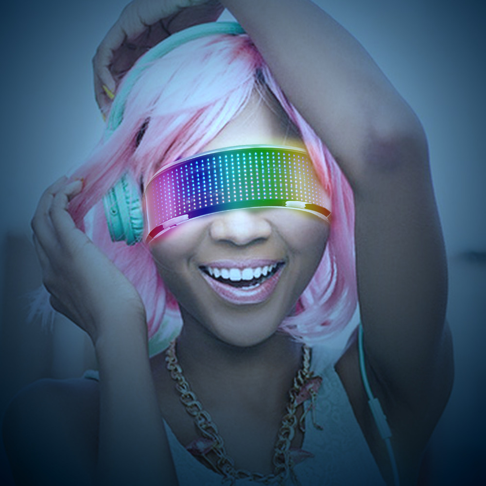 Futuristische LED-Brille mit RGB-Lichteffekten und Kopfhörern im auffälligen Cyberpunk-Style für Partys und Musik