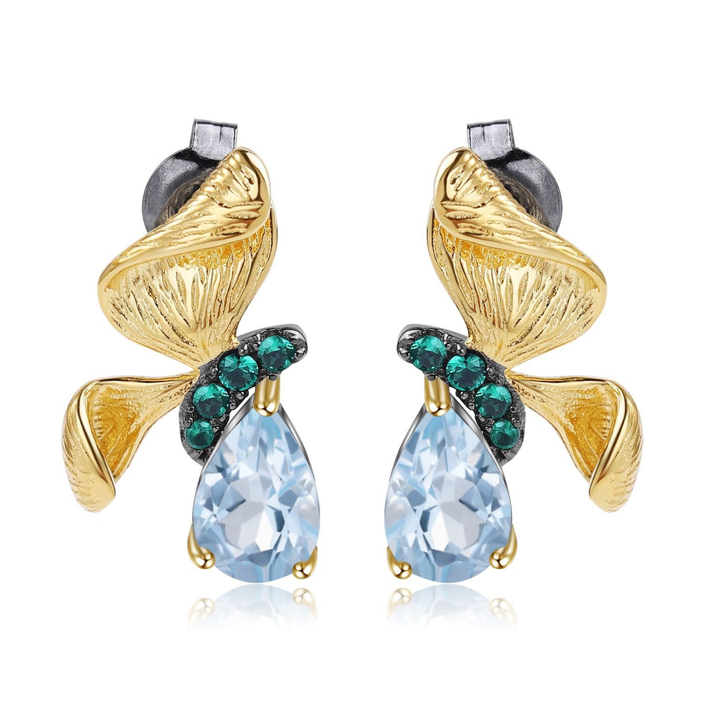 Elegante Goldohrringe mit hellblauen Kristallen und grünen Schmucksteinen im luxuriösen Design