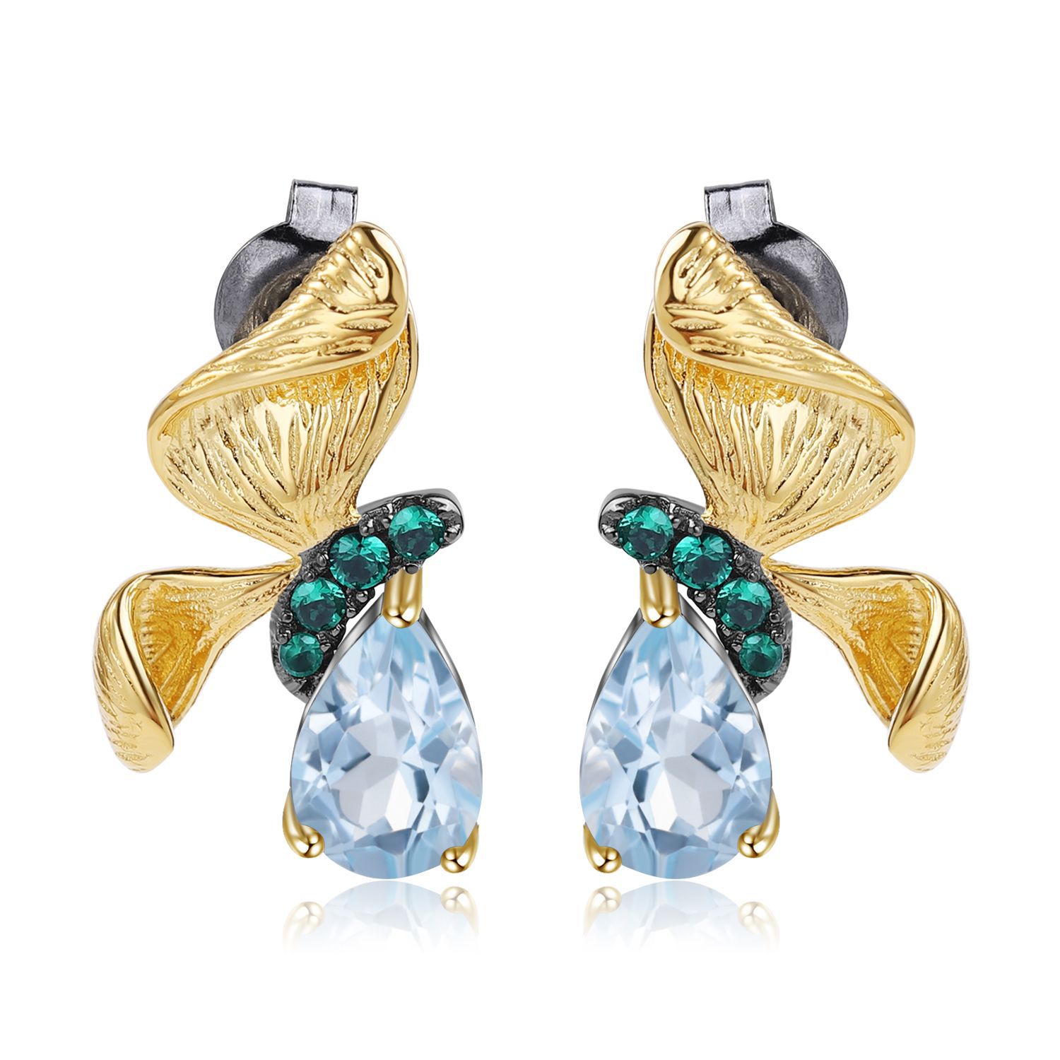 Elegante Goldohrringe mit hellblauen Kristallen und grünen Schmucksteinen im luxuriösen Design