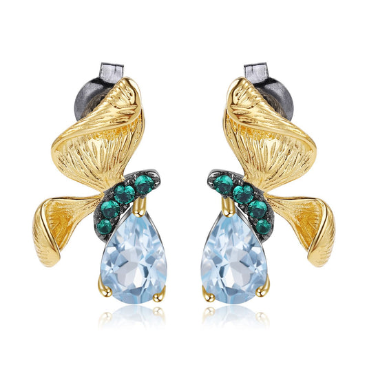 Elegante Goldohrringe mit hellblauen Kristallen und grünen Schmucksteinen im luxuriösen Design