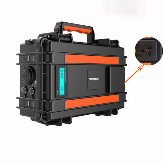 Tragbare Powerstation mit Display, Steckdosen und USB-Anschlüssen für Camping, Outdoor und mobile Stromversorgung