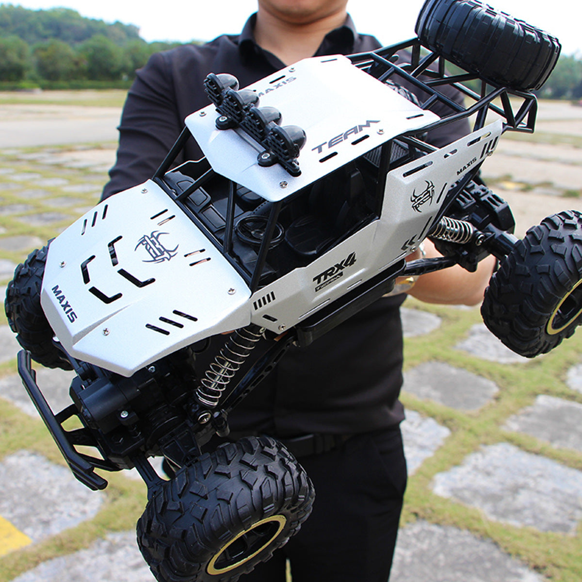 Großer RC Offroad Buggy mit Federung und Geländereifen als ferngesteuertes Auto für Outdoor Abenteuer