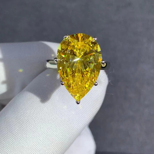 Eleganter Silberring mit großem gelbem Tropfen-Kristall im luxuriösen und funkelnden Schmuckdesign