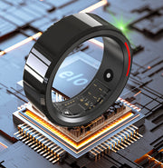 Futuristischer Smart Ring mit Sensor-Technologie auf Mikrochip für modernes Gesundheits-Tracking und Fitnessmonitoring