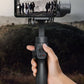 Smartphone-Gimbal mit Bildstabilisierung und ergonomischem Griff für professionelle Videoaufnahmen unterwegs