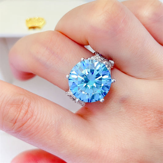 Eleganter Silberring mit großem aquablauem Kristall und funkelnden Zirkonia im luxuriösen Schmuckdesign