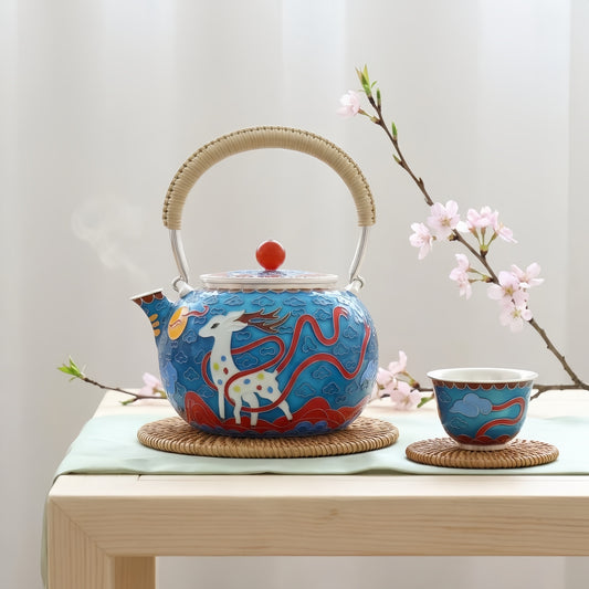 
individuell Handgefertigter Dekorative Teekanne mit asiatischem Muster und passender Tasse auf Holztisch im stilvollen Design