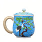 Individuell Handgefertigter Blaue Keramiktasse mit Kranichmotiv, Deckel und geflochtenem Griff im asiatischen Stil