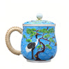 Individuell Handgefertigter Blaue Keramiktasse mit Kranichmotiv, Deckel und geflochtenem Griff im asiatischen Stil