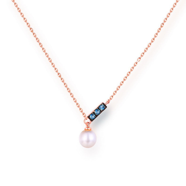 Elegante Roségold-Halskette mit Perlenanhänger und blauen Kristallen im modernen Schmuckdesign